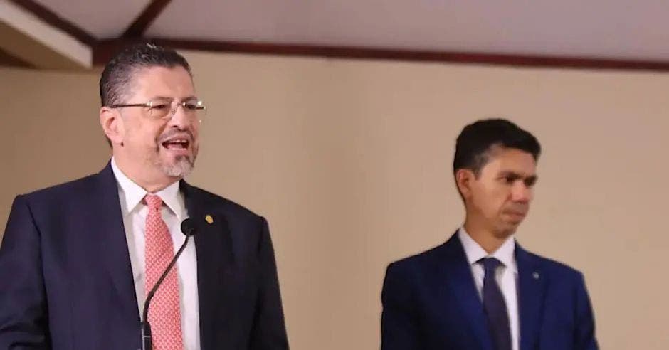Rodrigo Chaves defiende la gestión de Luis Amador., ministro del MOPT. Archivo/La República
