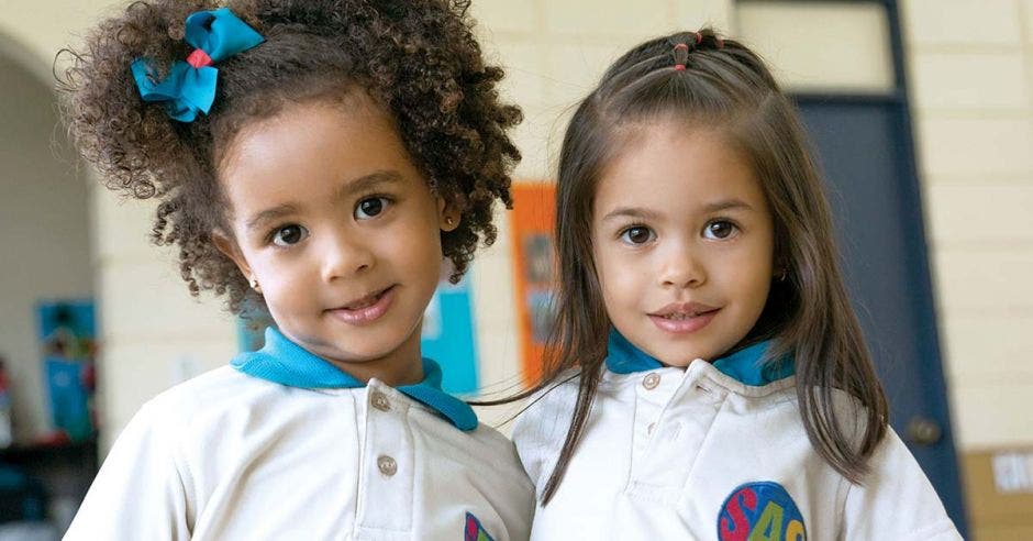 niñas estudiantes de Saint Anthony School