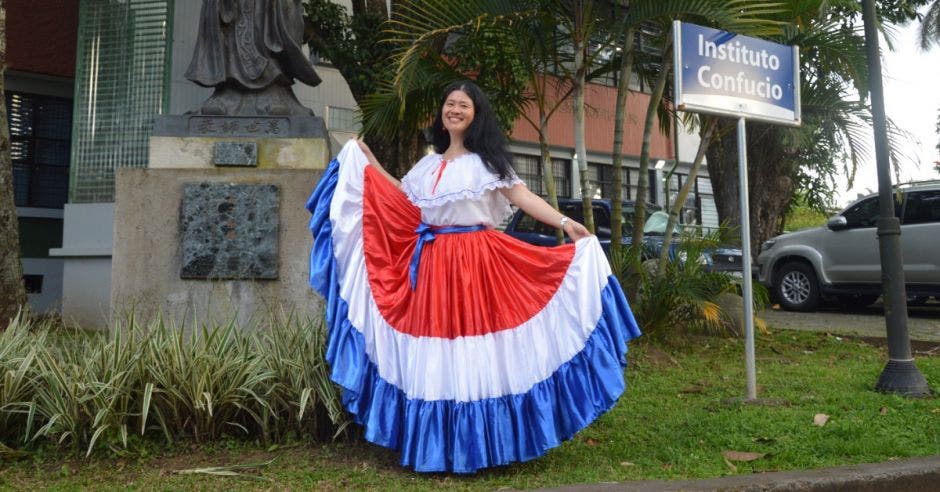 Li Hua es profesora asociada de inglés en la Facultad de Lenguas Extranjeras de la Universidad Renmin de China y directora del Instituto Confucio de la Universidad de Costa Rica