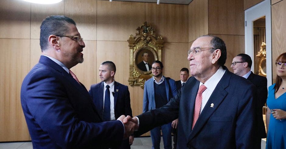 Rodrigo Chaves y Rodrigo Arias conversaron hoy en el parlamento. Los jefes de fracción también participaron para limar divisiones con el mandatario. Archivo/La República