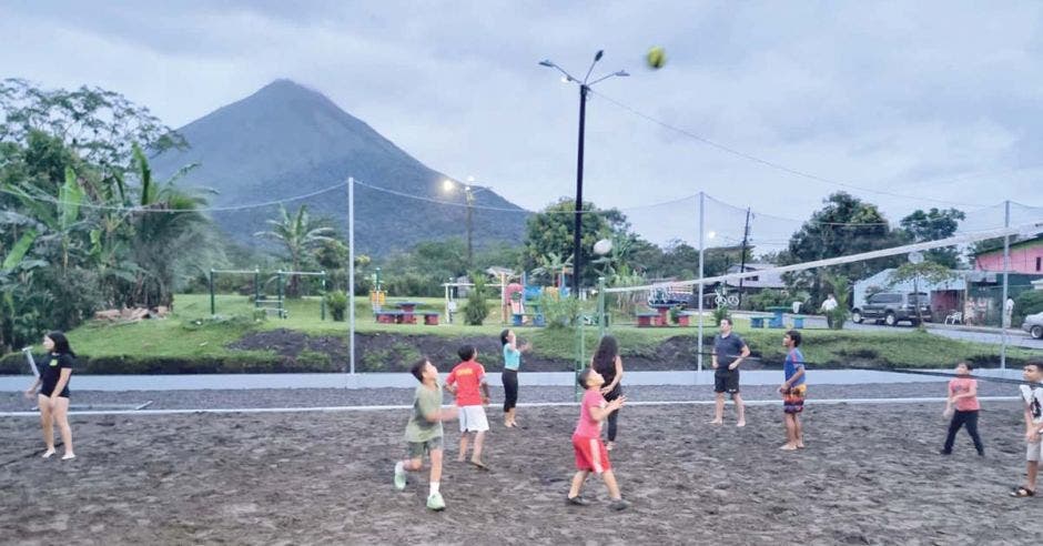 Gracias a las ganancias reportadas y con apoyo de otras actividades, este complejo de cuatro locales comerciales construyó en tan solo tres meses una cancha de voleibol para niños y jóvenes. Cortesía/La República