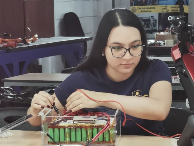 mujeres vehículos eléctricos