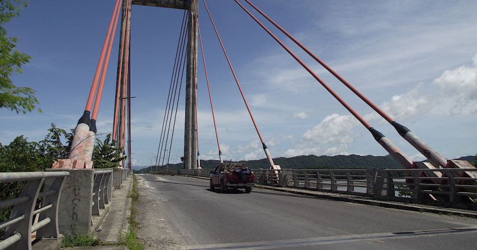 El puente La Amistad se ubica sobre el río Tempisque y une los cantones de Nicoya y Cañas y tiene una extensión cercana a los 800 metros.. Cortesía/La República
