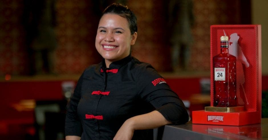 Como parte de la experiencia, los consumidores podrán presenciar desde que ingresan los nuevos uniformes de Beefeater del personal de los restaurantes, diseñados por Caitlyn Trainor, directora de arte de P.F. Chang’s.