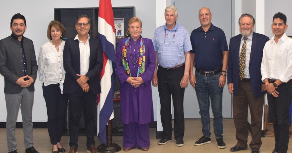 Anna Katharina Müller, ministra de Educación, recibió a Mauricio Viales, Fundador de United World College Costa Rica y a Eijk Van Otterloo, filántropo holandés.