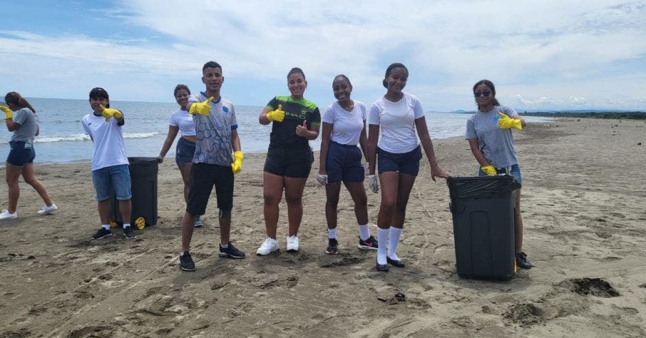 Voluntarios en limpieza de playa