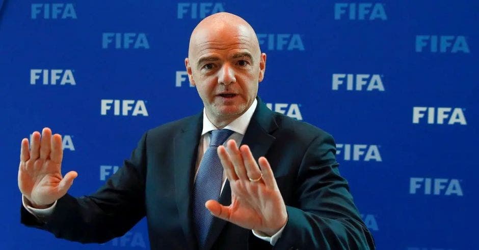 conferencia prensa presidente fifa gianni infantino catarí arabe africano gay discapacitado oposición cuestionamiento presunta explotación migrantes declaraciones país homosexualidad delito opiniones adversas catar país sede copa del mundo tomadas en serio fifa prohibición venta cerveza críticas supuestos irrespetos libertades fundamentales artistas talla mundial rechazar invitaciones participar actividades nicolas sarkozy michael platini joseph blatter uefa fifa compromisos económicos gobiernos francés catarí