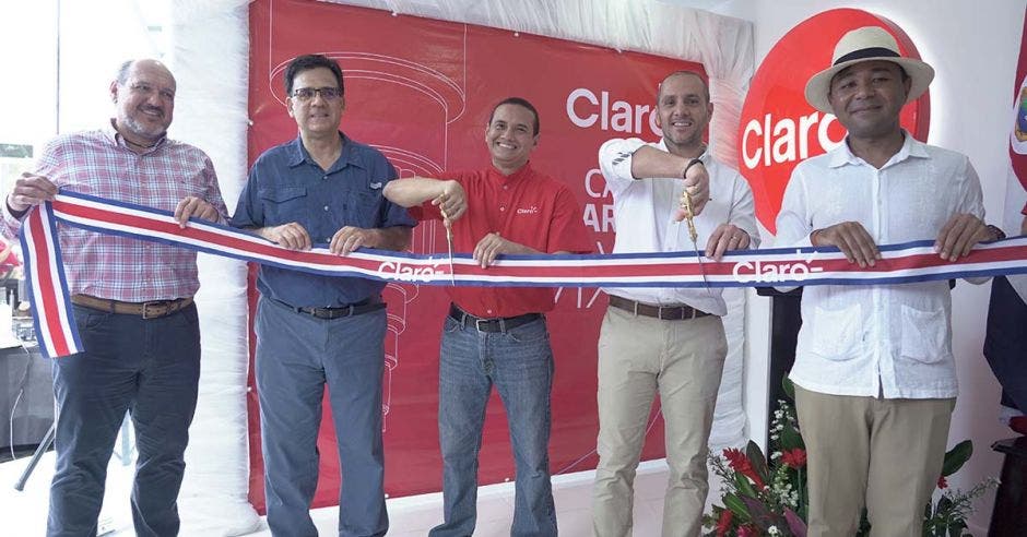 inversión extranjera provisión conexiones estables mayor capacidad claro costa rica aporte telecomunicaciones cable submarino fibra óptica AMX-1 sexta salida internacional claro centroamérica mar caribe centro operaciones westfalia limón capacidad transmisión 85 terabits segundo vida útil 25 años conectividad regional tráfico datos marcelo mouzo director país claro costa rica 5G ancho de banda servicios tecnológicos calidad internacional carlos enrique alvarado ministro ciencia innovación tecnología telecomunicaciones network access point nap de las américas