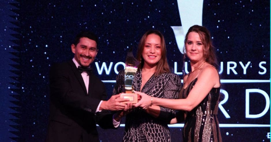 A la premiación asistieron María Laura Quesada y Lender Núñez, fundadora y jefe de marketing de la empresa.