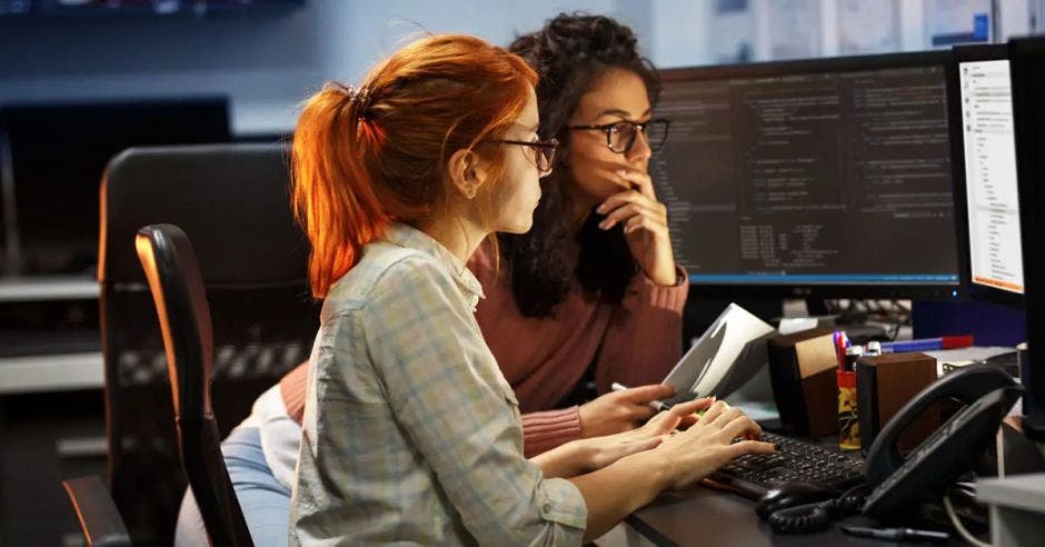 mujeres destacadas ciencia tecnología participación femenina áreas stem foro universidad internacional de las américas IV congreso mujeres profesionales tecnología conectad@s para interconectarte visibilizar papel féminas disciplinas tecnológicas futuras generaciones impulso jannixia villalobos viceministra ciencia tecnología paula brenes directora gobernanza digital jóvenes egresadas carreras técnicas puestos relevancia empresas tecnología costa rica mujeres participación carreras stem desigual estudio women in tech 2022 baires dev premios ciencia tecnología nula postulación mujeres estancamiento porcentaje mujeres graduadas carreras computación ingeniería 2014 2020 consejo nacional de rectores