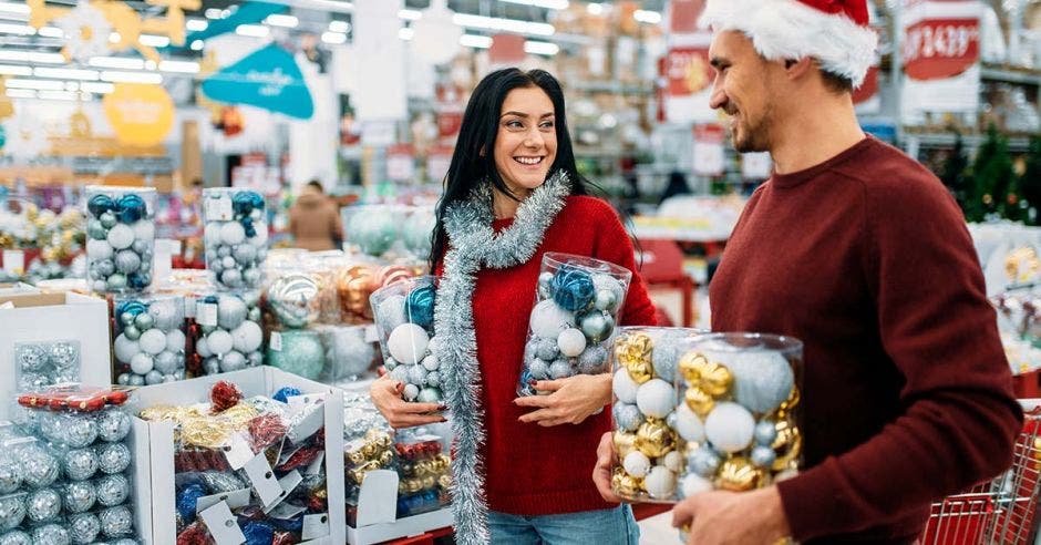 Con la llegada de ese dinero extra, hay trabajadores que más bien terminan endeudándose, en vez de utilizar el dinero de una manera sabia. Shutterstock/La República.