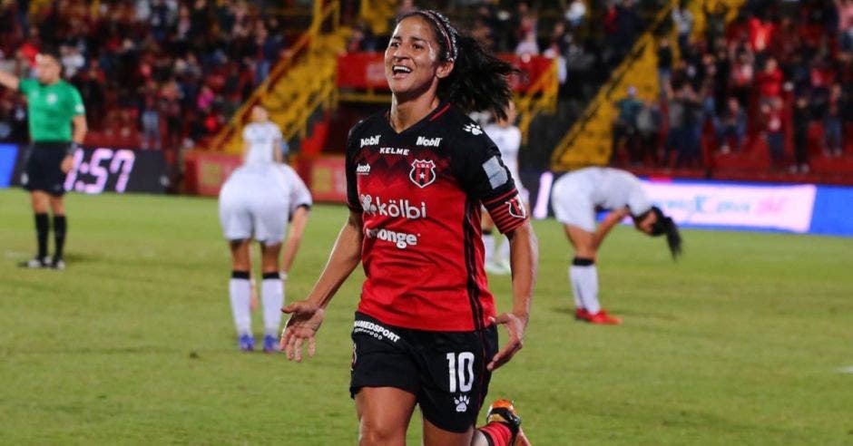 Shirley Cruz, capitana del equipo rojinegro anotó el segundo gol . Cortesía LDA/La República.