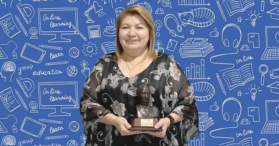 La educadora herediana Gloria María Paniagua Soto, recibió el premio Carlos Luis Sáenz Elizondo a la docencia. Cortesía/La República.