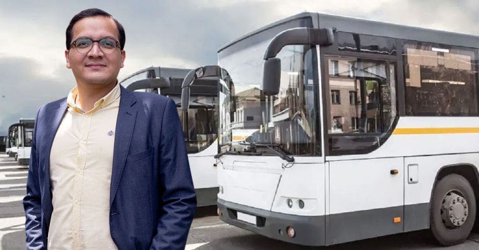 Antonio Ortega, diputado del Frente Amplio se opone a extender la vida útil de los autobuses. Archivo/La República.