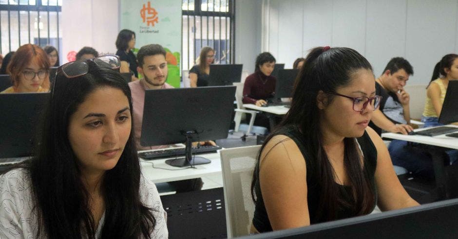 capacitar niñas adolescentes adultos mayores alfabetización digital habilidades STEM programas informáticos diseño páginas web comunidad digital costa rica impacto mil personas 16 distritos san josé cartago construcción laboratorio alta tecnología desamparados impacto poblaciones vulnerables carecen acceso conectividad acceso tecnologías información rio azul tirrases patarrá san diego san miguel concepción patricio morera director fundación parque la libertad ministerio educación pública american tower