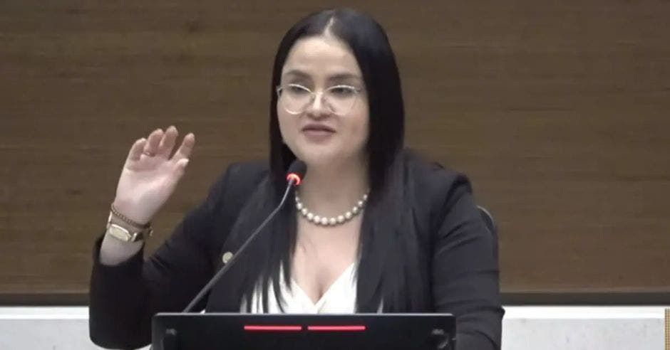 Joselyn chacón ministra salud conflicto extorsión piero calandrelli facebook feminazis defensoras aborto libre