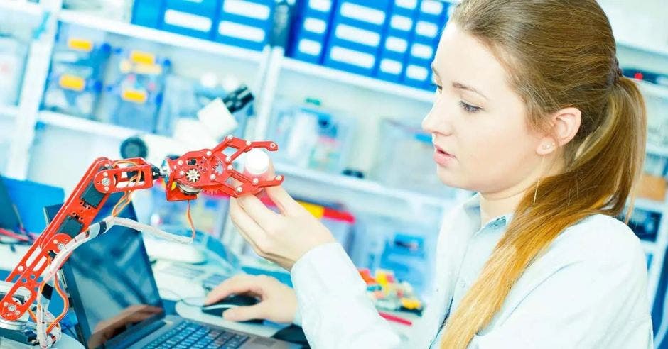 estancamiento profesionales femeninas Ciencia Tecnología Ingeniería Matemáticas desafíos 2023 demanda oportunidades crecimiento estabilidad económica consejo nacional rectores nueve años no aumento mujeres graduadas universidades públicas privadas carreras computación ingeniería perfiles demandados analistas ingenieros datos arquitectos nube ciberseguridad programadores web desarrolladores java phyton costa rica puesto 12 nivel mundial mujeres aspirantes puestos tecnología participación desigual natalia botero VP Publicis Global Delivery mayor expectativa de empleo