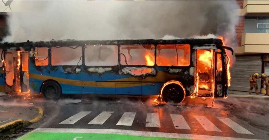 Hace un mes un bus se incendió en San José. Archivo/La República.