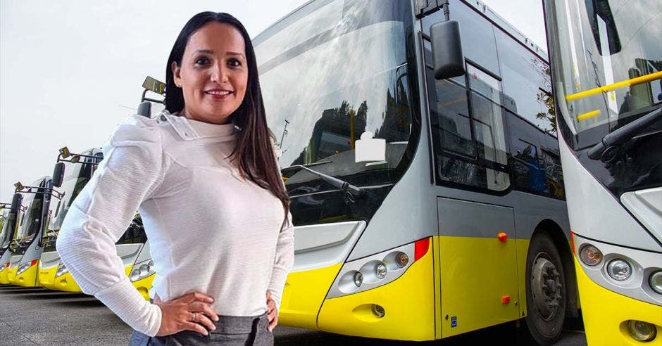 “Consideramos que se debe priorizar el resguardo del principio de calidad en los servicios públicos, además de no exponer la vida de quienes utilizan buses cada vez más antiguos para llegar a sus centros de trabajo y estudio”, dijo Silvia Rojas de la Asociación de Movilidad Eléctrica. Archivo/La República.