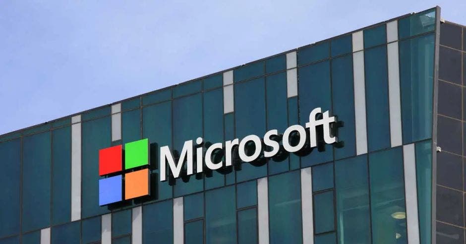 Microsoft despidos 5% personal 10 mil empleados reducción costos riesgos recesión