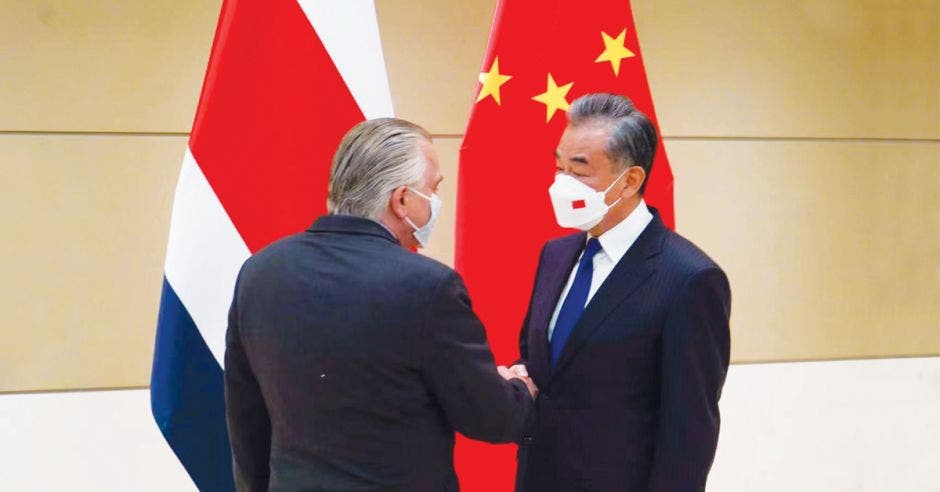 Wang Yi y Arnoldo André Tinoco