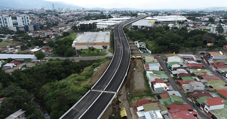 La estructura -que será el paso elevado más largo del país con 2,2 kilómetros de extensión - permitiría conectar la ruta 32 en Calle Blancos con La Uruca.. Cortesía/La República