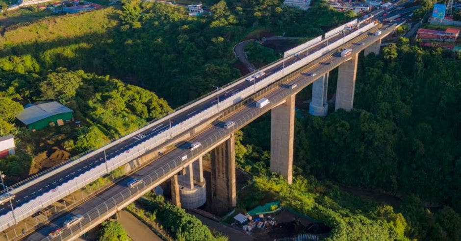 Se estima que para finales de febrero la estructura será cerrada y a partir de esa fecha se utilizarán los tres carriles del nuevo puente para transitar en ambos sentidos, asegurando una circulación fluida en las horas de mayor tránsito. Archivo/La República.