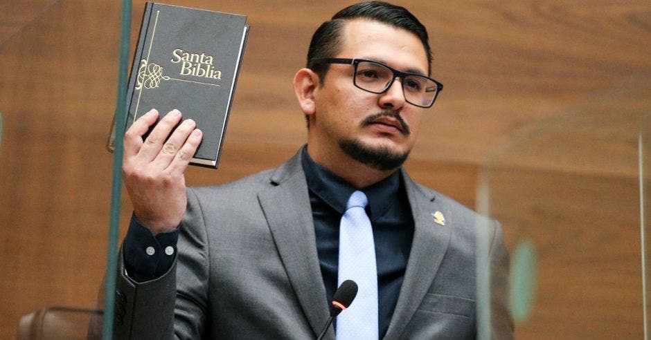 David Segura regaló una Biblia a los diputados de todos los partidos. Cortesía/La República.