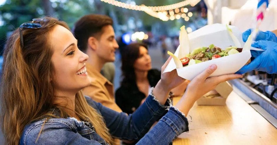 Mujer con comida