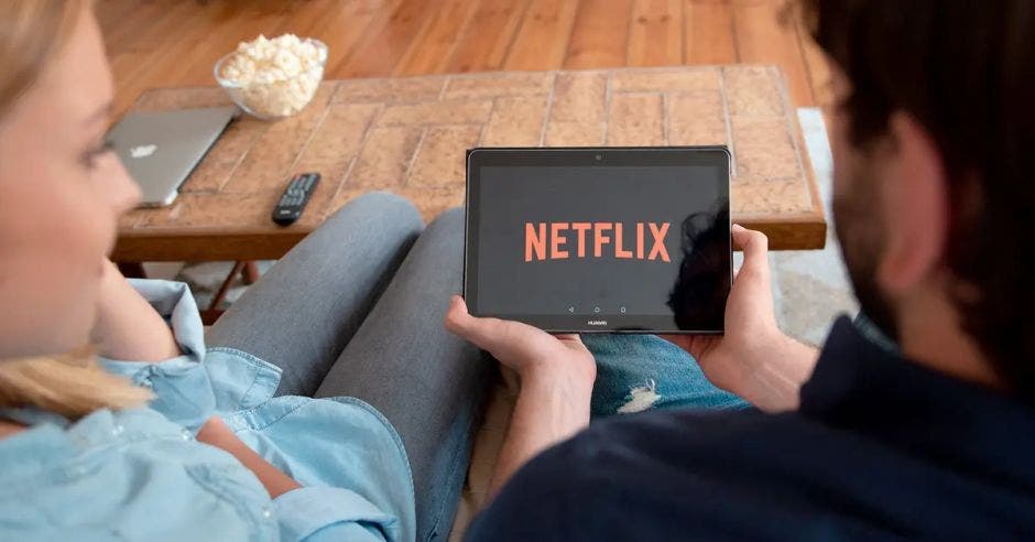 decisión netflix cobro cuentas compartidas diversos países generado suscriptores internautas todo el mundo manifiesten contra decisión tendencia redes sociales hashtag adios netflix twitter un mil comentarios etiqueta en promedio por hora usuarios comparaciones memes entre costo anual suscribir servicio plafatorma los gatos california sin opción pagar otra cuenta, respecto costo otros servicios HBO Max, disney+ amazon prime video clara diferencia costos valorando despedirse netflix reacciones negativas mercado bursátil nasdaq descenso acciones 1.18 costa rica primeros países netflix ejecutó política no ha afectado preferencia plataforma nuestro país primer lugar datos kantar ibope media