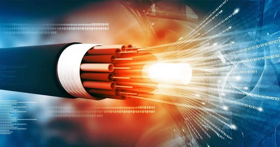 aumento suscripciones fibra óptica costa rica referente regional penetración tecnología datos ocde replicados infocom incremento 70% conexiones banda ancha nación latinoamericana más líneas móviles colocadas superando colombia panamá conexiones fijas extensión 186 mil kilómetros fibra óptica edwin estrada ex viceministro telecomunicaciones