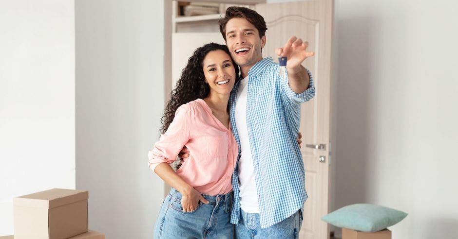 pareja feliz nuevo hogar, vivienda, casa propia