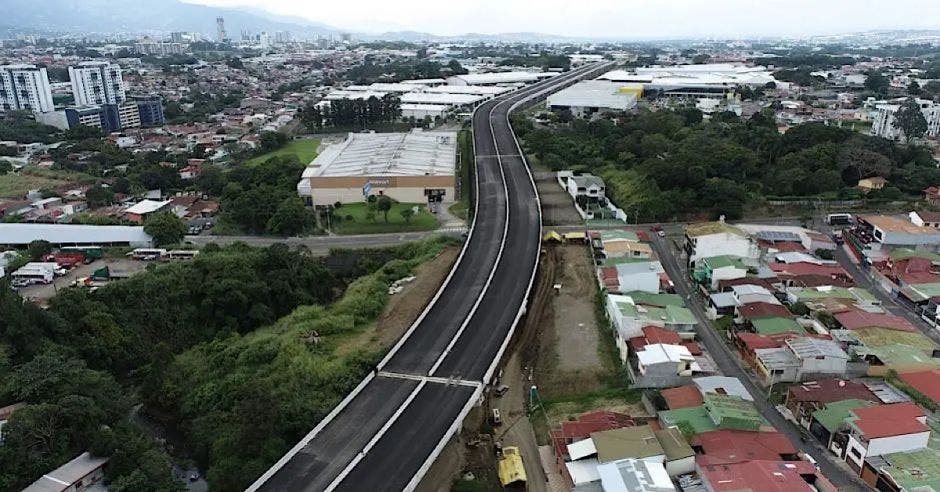 La estructura -que será el paso elevado más largo del país con 2,2 kilómetros de extensión - permitiría conectar la ruta 32 en Calle Blancos con La Uruca.. Cortesía/La República