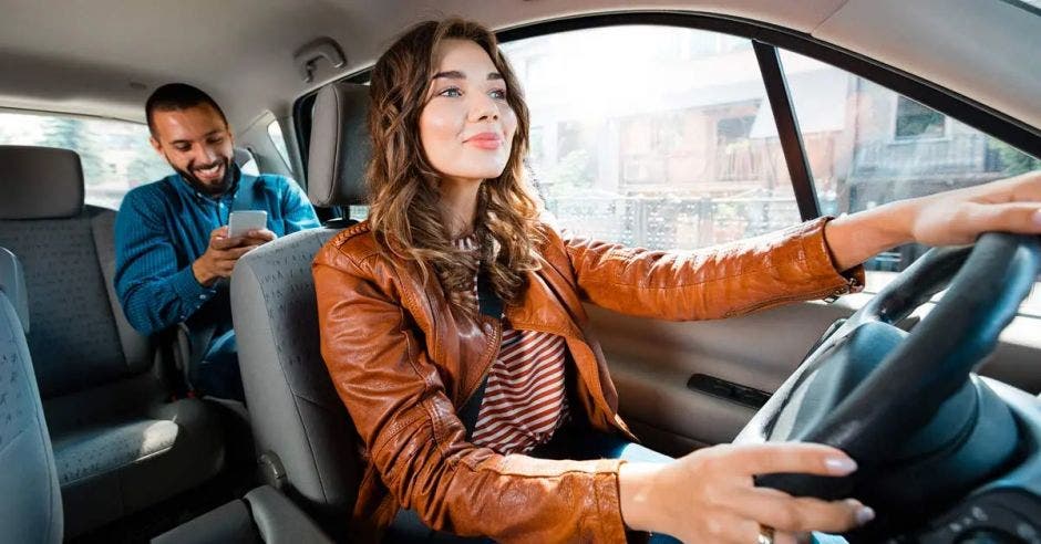 proyecto ley gobierno regularizar uber criticada asociación consumidores libres provocaría caída calidad servicio equiparación precios taxi regulación equitativa aseguramiento ccss cobro impuestos requisitos técnicos legales sanciones juan ricardo fernández presidente acl consumidores no han sido llamados mesas de trabajo negociación convocados Ejecutivo