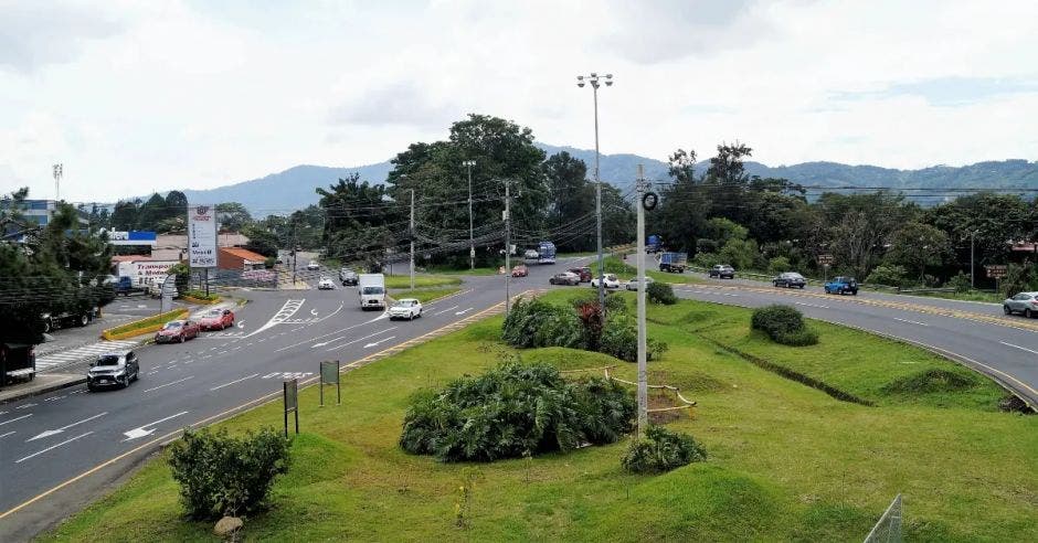 trabajos programados sector la galera tres ríos cruce sentido san pedro tres ríos cerrano vehículos que transiten zona calle conexión provisional hasta finalicen obras plazo 18 meses conavi 300 metros carretera conecta ruta 251 tres ríos cerrará trabajos reubicación servicios públicos actividades excavación atrasos horas pico recomiendan conductores ajustar horarios buscar rutas alternas personas cartago florencio del castillo podrán incorporarse ruta modo acostumbrado ingeniería tránsito colocará controles banderilleros dar paso intersecciones