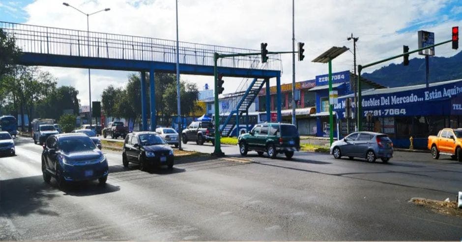 El proyecto de infraestructura ayudaría a hacer más fluido el tránsito por Circunvalación y se uniría a los pasos a desnivel que ya están en ejecución en Garantías Sociales, la Bandera, Paso Ancho y Guadalupe. Archivo/La República.