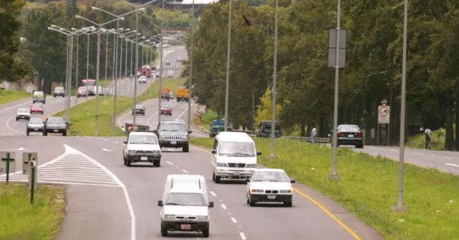 trabajos carretera curridabat tres ríos cruce la galera desde miércoles 300 metros oeste este conavi proyectos viales facilitar flujo vehicular año y medio inmediato cuadrillas labores reubicación servicios públicos excavaciones habilitó carril conexión provisional facilitar tránsito vía ruta florencio del castillo sin inconvenientes autoridades recomiendan conductores pasajeros servicios públicos tomar previsiones evitar llegar tarde lugares destino considerando situación generaría presas más considerables de lo habitual