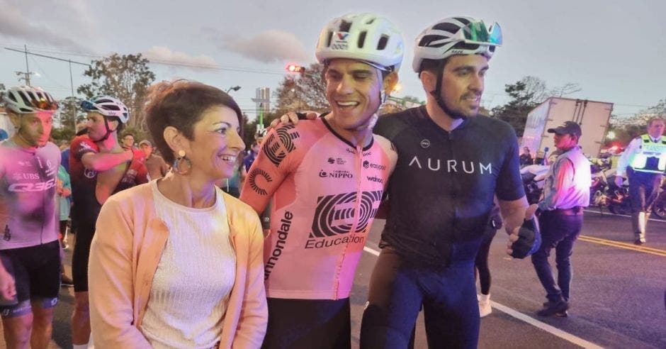 Eva Martínez Sánchez, Embajadora de España en Costa Rica junto a Andrey Amador y Alberto Contador