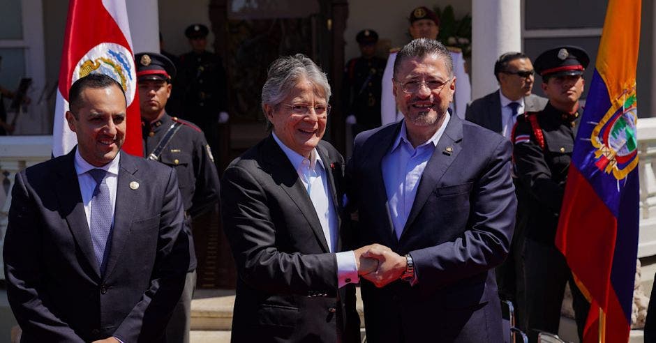 Guillermo Lasso y Rodrigo Chaves se reunieron esta semana en San José. Cortesía/La República