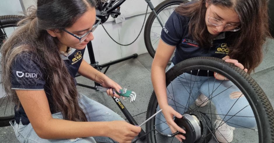 impulso mujer enseñanza áreas ciencia tecnología ingeniería matemáticas programas formación promoción académica fundación crusa omar dengo micitt alianzas público-privadas empoderamiento