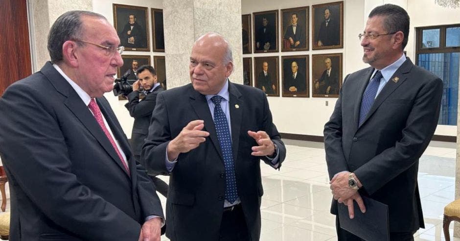 Rodrigo Arias de la Asamblea, Orlando Aguirre de la Corte y el Presidente Rodrigo Cháves hablaron ayer de cambios puntuales para enfrentar la delincuencia. Cortesía/La República.