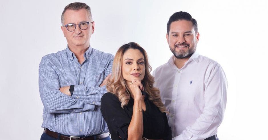 Arnaldo Garnier, chairman de Grupo Garnier acompañado de Gabriela Suarez y Jorge Quesada, vicepresidentes para Centroamérica, el Caribe y Ecuador de Allison + Partners.