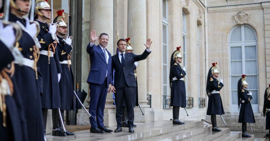El mandatario visitó a su homólogo de Francia Emmanuel Macron. Cortesía/La República.