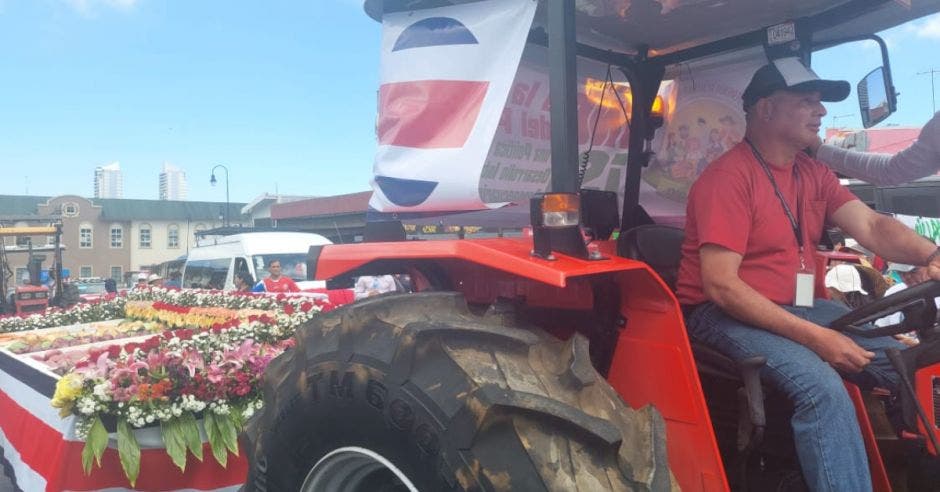 Agricultores desfilaron en tractores. Cortesía/La República.