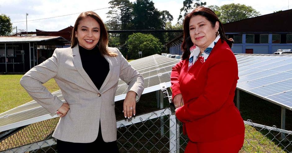 Dianne Medrano, gerente general de Centenario Internacional junto a Susana Masis, maestra ronera.