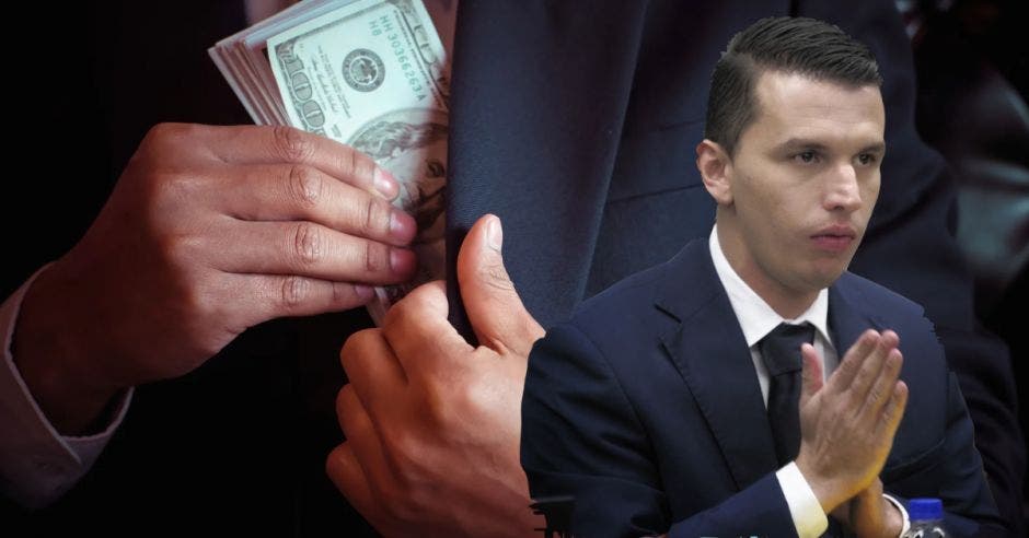 Diego Miranda hace un gesto en contra de la corrupción con las manos juntas, de fondo un hombre se mete dinero en un bolsillo