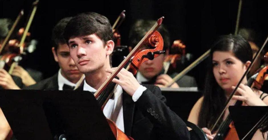 jóvenes miembros instituto nacional música ampliar conocimientos becas escuelas prestigio mundial donación $200 mil fundación apoyo social banco centroamericano integración económica
