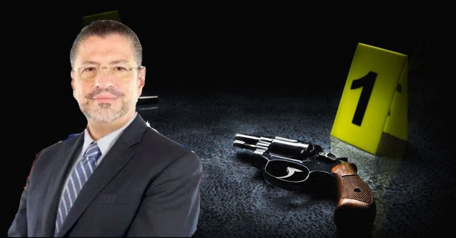 Un arma de fondo y Rodrigo Chaves en primer plano