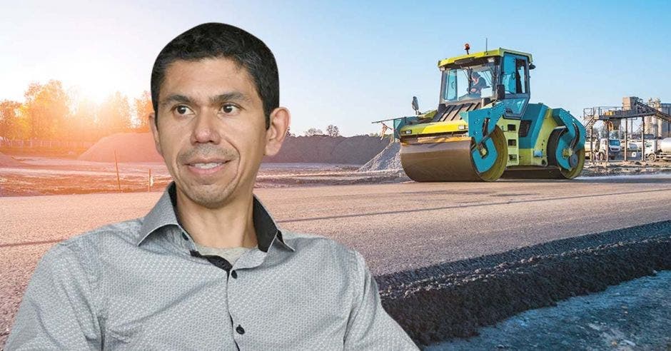 Luis amador de frente, en el fondo una imagen de un tractor haciendo un trabajo