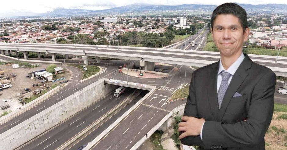 Proyecto servirá para desatorar nudos viales en la capital, ya que el traslado entre La Ruta 32 y La Uruca se logrará en tan solo cinco minutos. Luis Amador, ministro del MOPT, destaca la importancia de la obra. Archivo/La República